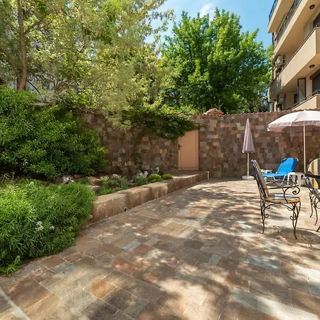 Апартамент Deluxe And Garden