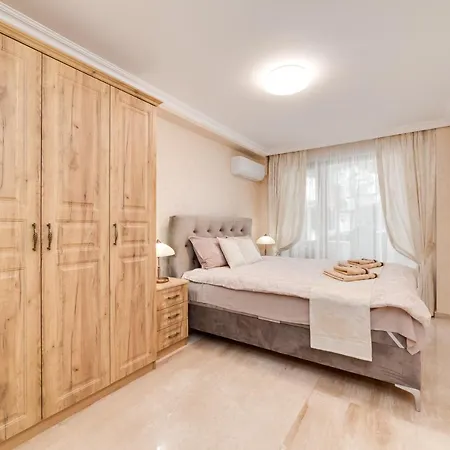 Deluxe&central Garden Warna